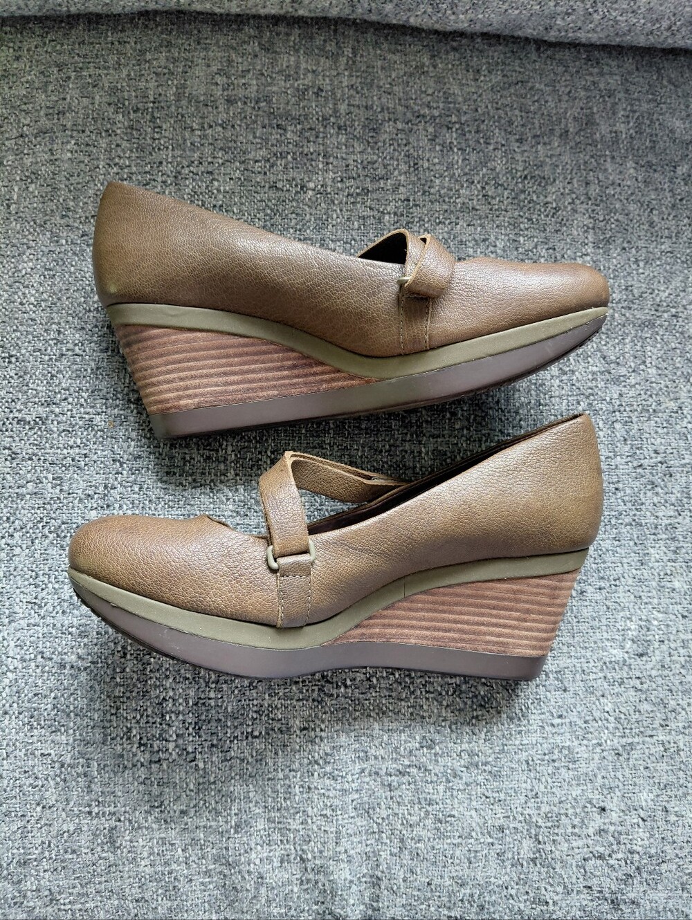 Y2K TSUBO Karris Olive Green Earth Toned Mary Jane Leather Wedges Size 7